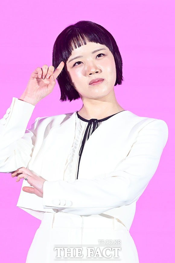 배우 김향기가 14일 오전 서울 구로구 더세인트웨딩에서 열린 쿠팡플레이 새 시리즈 ‘로맨스의 절댓값’ 제작발표회에 참석해 포즈를 취하고 있다. /서예원 기자