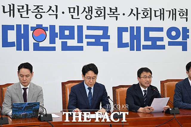 한병도 더불어민주당 원내대표(왼쪽)가 14일 오전 서울 여의도 국회에서 열린 원내대책회의에서 발언을 하고 있다. /국회=김성렬 기자