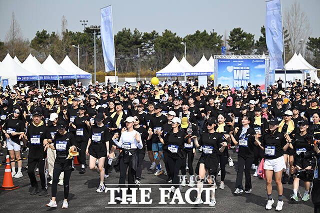 이날 모인 약 1500여 명의 참가자들이 달리기에 앞서 몸을 풀고 있다.