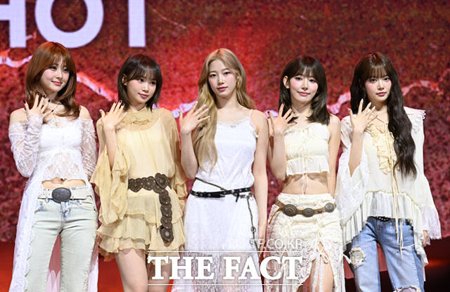 르세라핌이 신곡과 연계한 공감형 캠페인을 시작했다. 사소한 일상을 축하하는 콘셉트다. 사진은 지난해 3월 쇼케이스 당시 모습. /이새롬 기자