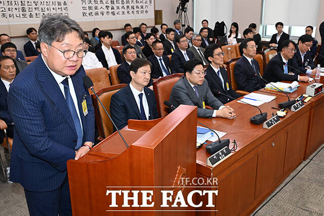 쌍방울 대북송금 조작기소 의혹 사건 관련 질의에 답변하는 방용철 쌍방울 그룹 전 부회장(왼쪽).