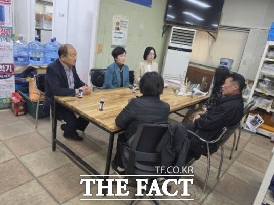 경기 파주시가 미국-이란 전쟁에 따라 발생하고 있는 농자재 수급 불안 등의 문제에 대응하기 위해 편성한 '농축산안정대응반' 관계자들이 농·축협 관계자들을 만나 현장 애로사항을 청취하고 있다. /파주시