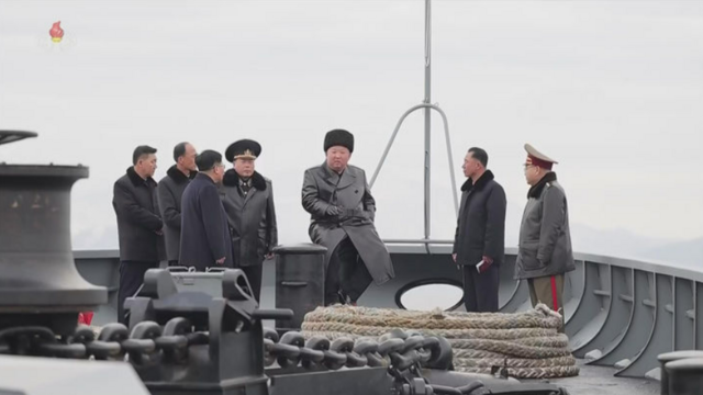 북한은 14일 5000톤(t)급 신형 구축함 '최현호'에서 김정은 국무위원장의 참관 아래 지난 12일 미사일 시험발사를 진행했다고 밝혔다. 앞서 김 위원장은 지난달 4일과 10일에도 최현호에서 전략순항미사일 발사를 참관한 바 있다. /뉴시스.조선중앙TV 갈무리