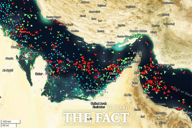 미국이 이란의 호르무즈 해협 봉쇄에 맞서 역 봉쇄를 진행 중인 14일 오전 선박 추적 사이트 '마린트래픽'에 호르무즈 해협 인근 상황이 표시돼 있다. /마린트래픽 캡처