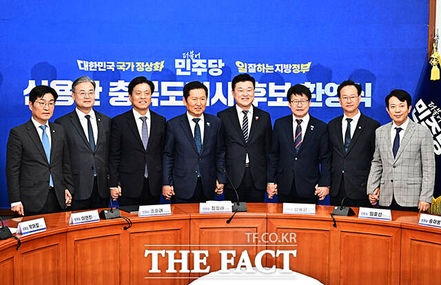 정청래 더불어민주당 대표(왼쪽)가 14일 오후 서울 여의도 국회에서 열린 신용한 충북도지사 후보 환영식에 참석해 신 후보에게 파란색 당 점퍼를 입혀주고 있다. /국회=배정한 기자