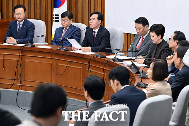 원내대책회의에서 모두발언하는 송 원내대표(가운데).