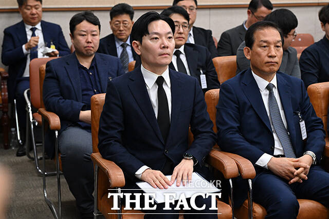 증인선서 거부 후 퇴장 당하는 박 검사.