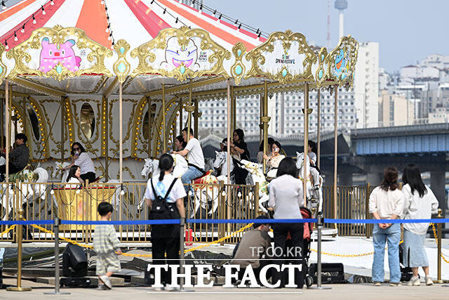 여의도한강공원을 찾은 시민이 물에 발을 담그고 있다.