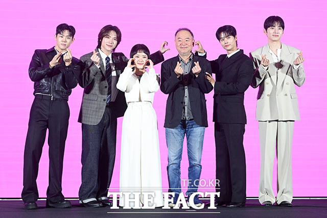 배우 김재현과 김동규, 차학연, 김향기, 손정혁(왼쪽 위부터 시계방향으로)이 14일 오전 서울 구로구 더세인트웨딩에서 열린 쿠팡플레이 새 시리즈 ‘로맨스의 절댓값’ 제작발표회에 참석해 포즈를 취하고 있다. /서예원 기자