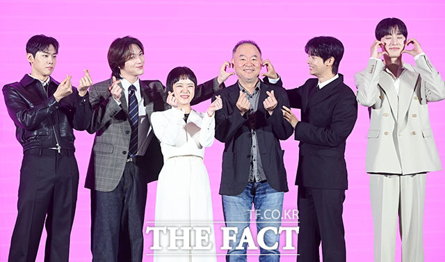 배우 손정혁 김재현 김향기, 이태곤 감독, 배우 차학연 김동규(왼쪽부터)가 14일 오전 11시 서울 구로구 신도림 더 세인트 호텔에서 열린 쿠팡플레이 새 오리지널 시리즈 '로맨스의 절댓값' 제작발표회에 참석해 다양한 이야기를 나눴다. /서예원 기자