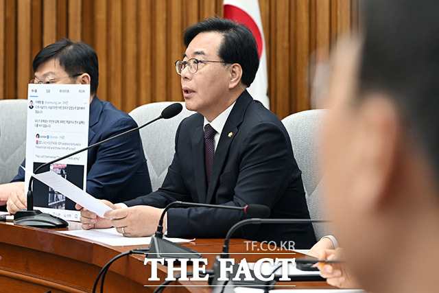 원내대책회의에서 모두발언하는 송 원내대표(가운데).