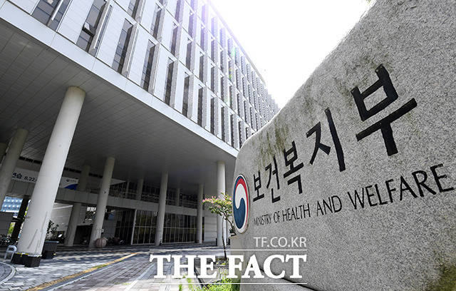 보건복지부와 한국보건산업진흥원은 바이오헬스 분야 중소벤처기업의 성장 촉진을 위해 14일부터 '2026년 투·융자 연계 기술개발사업' 참여자를 모집한다. /더팩트 DB
