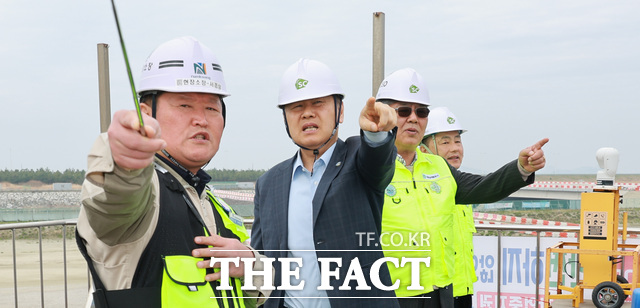14일 새만금 수변도시에서 김관영 전북도지사(가운데)가 현대자동차그룹 9조 원 투자 등 전북 대규모 투자와 관련, 공사 현장을 둘러보고 있다. /전북도