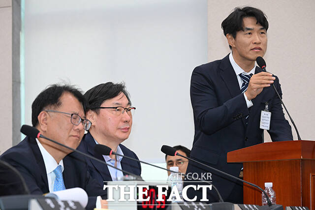 김영남 전 수원지검 형사6부장(오른쪽)이 14일 오후 서울 여의도 국회 윤석열 정권 정치검찰 조작기소 의혹 사건 진상규명국정조사특별위원회 전체회의에 참석해 쌍방울 대북송금 조작기소 의혹 사건 관련 질의에 답하고 있다. /국회=김성렬 기자