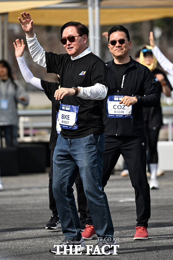 우기홍 대한항공 부회장(왼쪽)과 송보영 아시아나항공 대표이사가 함께 스트레칭 하는 모습.