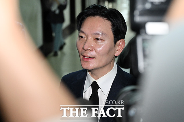 증인선서 거부 후 퇴장 당하는 박 검사.