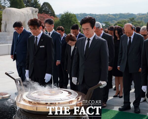 허태정 더불어민주당 대전시장 후보가 14일 오전 경선 후 첫 공식 일정으로 국립대전현충원을 찾아 참배했다. /허태정 후보