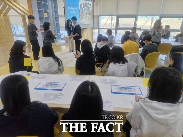 동네방네 프로젝트 이도마루 청소년 기획단 워크숍에 참가한 청소년들이 첫 만남을 기념하며 박수로 서로를 환영하고 있다. /세종시교육청