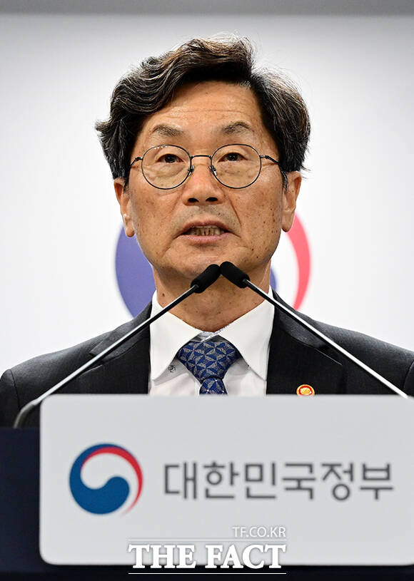 정일연 국민권익위원장이 14일 오후 서울 종로구 정부서울청사에서 중동 비상경제 관련 시장 교란행위 등 집중신고기간 운영 및 현장소통 계획을 브리핑하고 있다. /임영무 기자