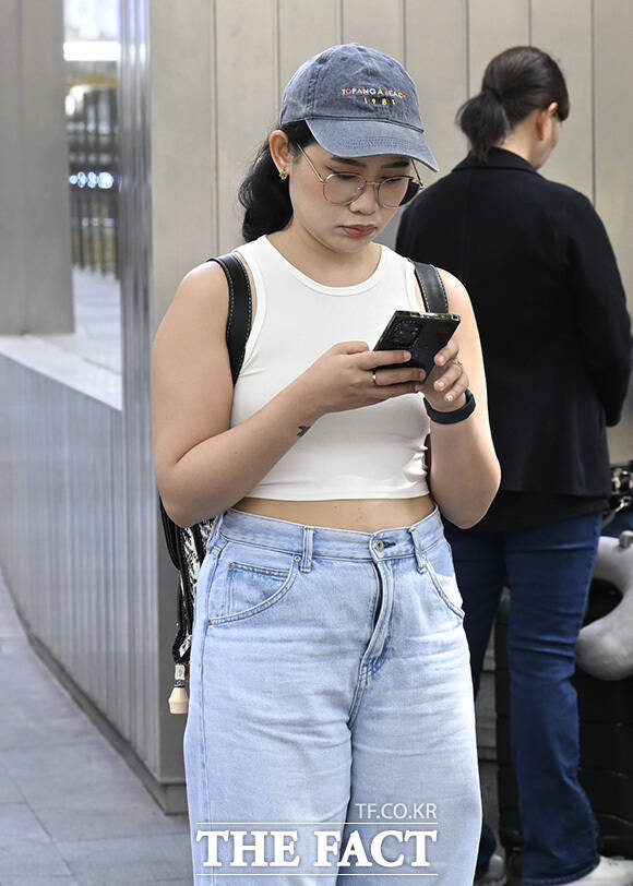 한 외국인 관광객이 음료를 들고 있다.