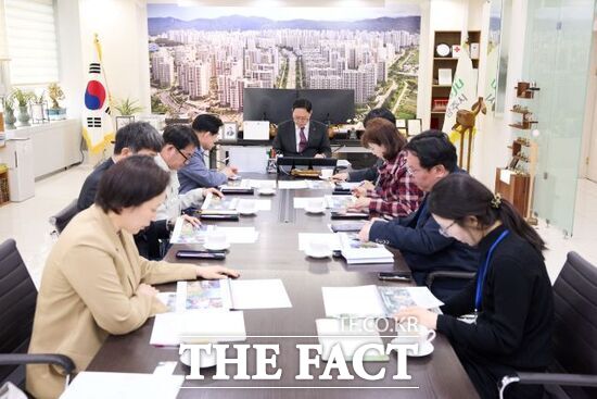 강수현 시장(가운데)을 비롯한 양주시 관계자들이 13일 '양주시 역사관 건립 기본계획 수립 용역' 착수보고회에서 용역사 관계자들과 용역 추진 방향 등에 대해 논의하고 있다. /양주시