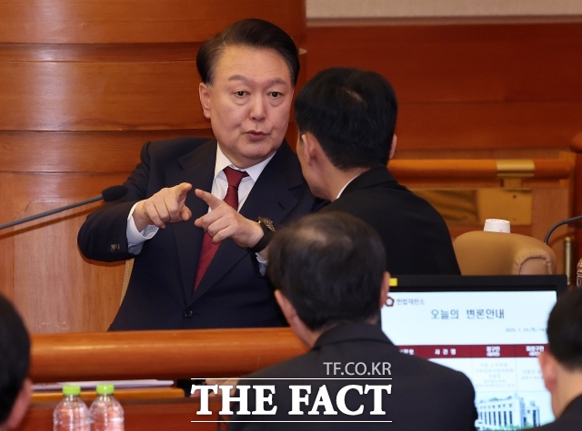 윤석열 대통령이 2025년 2월 13일 서울 종로구 헌법재판소에서 열린 '윤석열 대통령 탄핵심판 8차 변론'에 출석하고 있다. /사진공동취재단