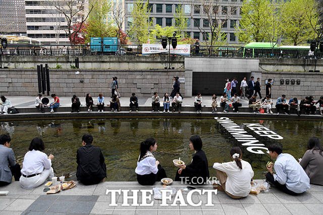 서울 낮 최고 기온이 28도까지 오른 14일 오후 서울 종로구 청계천에서 한 직장인이 청계천에 발을 담그고 있다. /박상민 기자