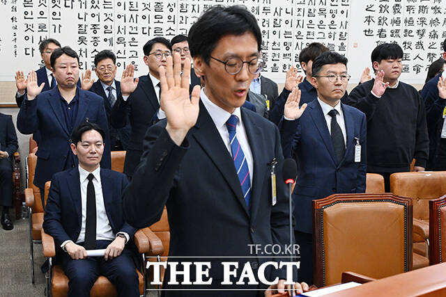 증인선서 거부 후 퇴장 당하는 박 검사.