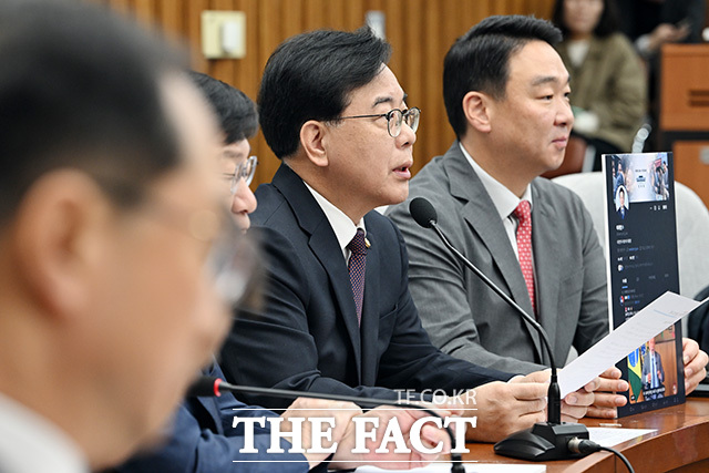 원내대책회의에서 모두발언하는 송 원내대표(가운데).