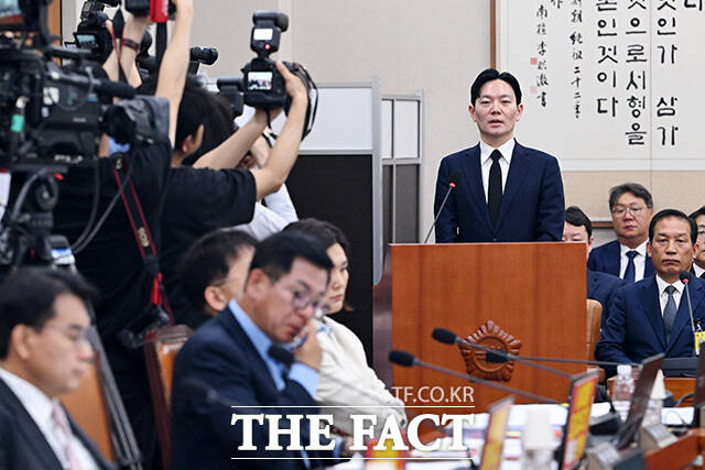 증인선서 거부 후 퇴장 당하는 박 검사.