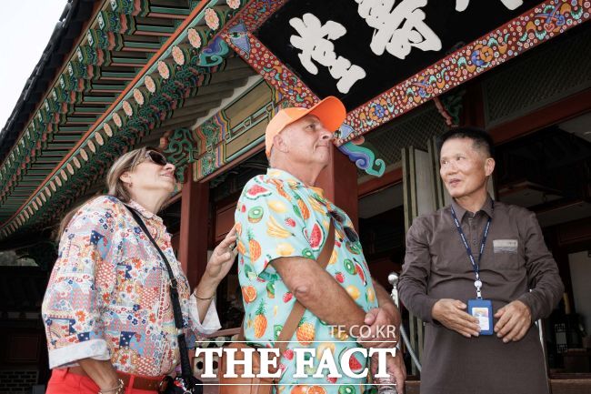 수원행궁을 둘러보는 호주 언론인 프라이스. /수원시