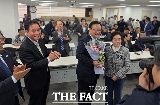 더불어민주당 대구시장 후보인 김부겸 전 총리(왼쪽에서 세 번째)가 14일 대구시 상인연합회와 정책간담회를 갖기에 앞서 환영 꽃다발을 받고 있다. /김부겸 캠프