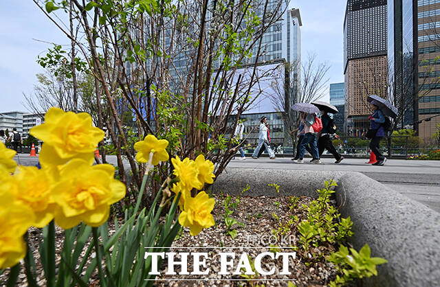 서울의 낮 최고기온이 27도까지 오르는 등 초여름 날씨를 보인 14일 오후 서울 종로구 광화문 광장을 찾은 시민들이 양산을 쓰고 걸음을 옮기고 있다. /박헌우 기자