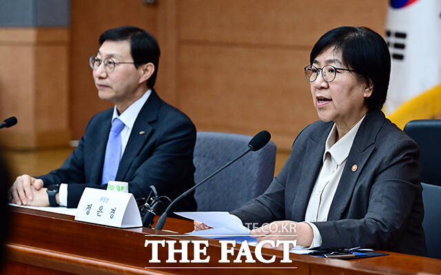 정은경 보건복지부 장관이 14일 오후 서울 종로구 정부서울청사 별관에서 열린 제3차 국민연금기금운용위원회 회의에 참석해 모두발언을 하고 있다. /임영무 기자