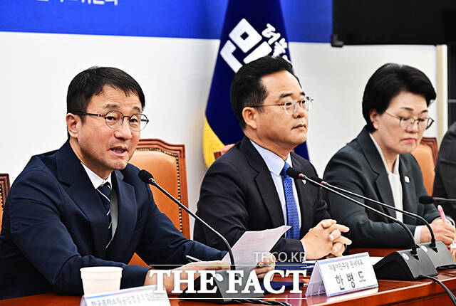 한병도 더불어민주당 원내대표가 14일 오전 서울 여의도 국회에서 열린 을지로위원회 ‘석유화학-플라스틱업계 사회적대화기구 상생협약식’에 참석해 모두발언을 하고 있다.