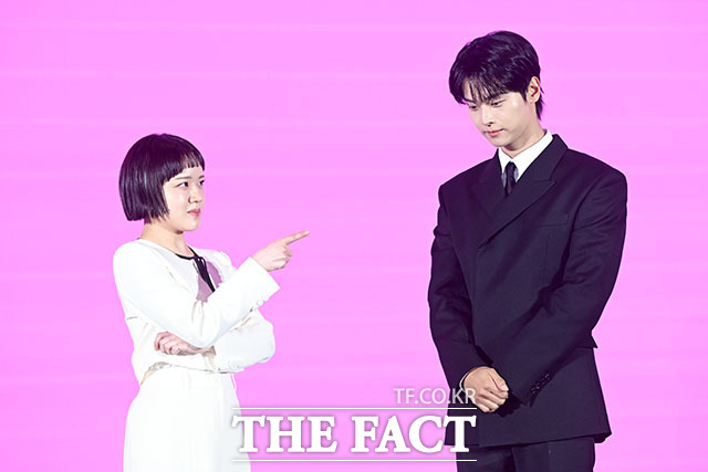 배우 김향기(왼쪽)와 차학연이 14일 오전 서울 구로구 더세인트웨딩에서 열린 쿠팡플레이 새 시리즈 ‘로맨스의 절댓값’ 제작발표회에 참석해 포즈를 취하고 있다. /서예원 기자