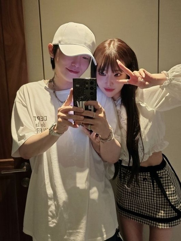 BJ 케이(왼쪽)과 BJ 과즙세연이 13일 라이브 방송으로 열애 사실을 알리고 공개연애를 시작했다./케이 소셜미디어