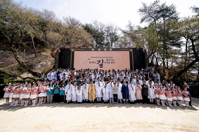 '퇴계 선생 마지막 귀향길 재현행사' 참가자들이 단체 기념사진을 찍으며 여정을 마무리했다. /안동시