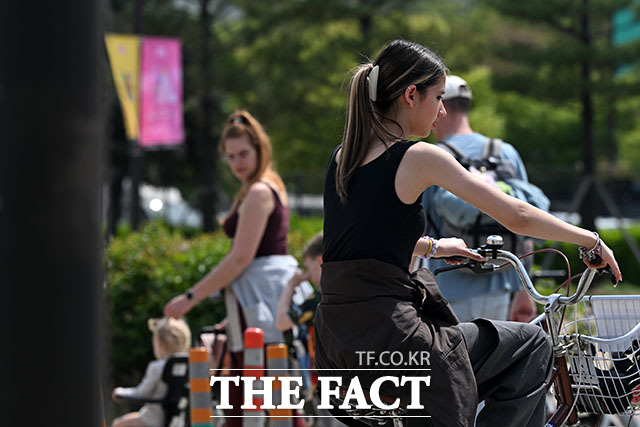 여의도한강공원을 찾은 시민이 물에 발을 담그고 있다.