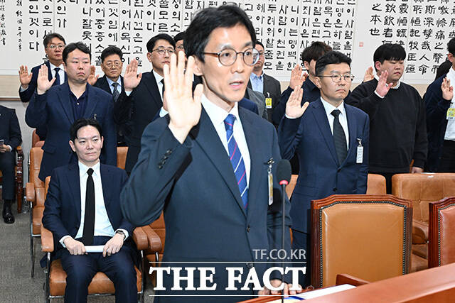 '쌍방울 대북 송금' 의혹 사건의 수사 담당자인 박상용 인천지검 부부장검사(왼쪽 아래)가 14일 오전 서울 여의도 국회에서 열린 윤석열 정권 정치검찰 조작기소 의혹사건 진상규명 국정조사 특별위원회 전체회의에서 증인 선서 거부를 하고 있다. /국회=남용희 기자