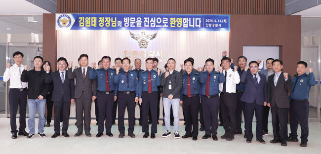 김원태 경북경찰청장이 14일 안동경찰서를 찾아 일선 경찰관들과 소통에 나서고 있다./경북경찰청