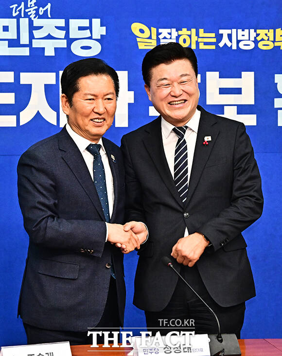 정청래 더불어민주당 대표(왼쪽)가 14일 오후 서울 여의도 국회에서 열린 신용한 충북도지사 후보 환영식에 참석해 신 후보에게 파란색 당 점퍼를 입혀주고 있다. /국회=배정한 기자