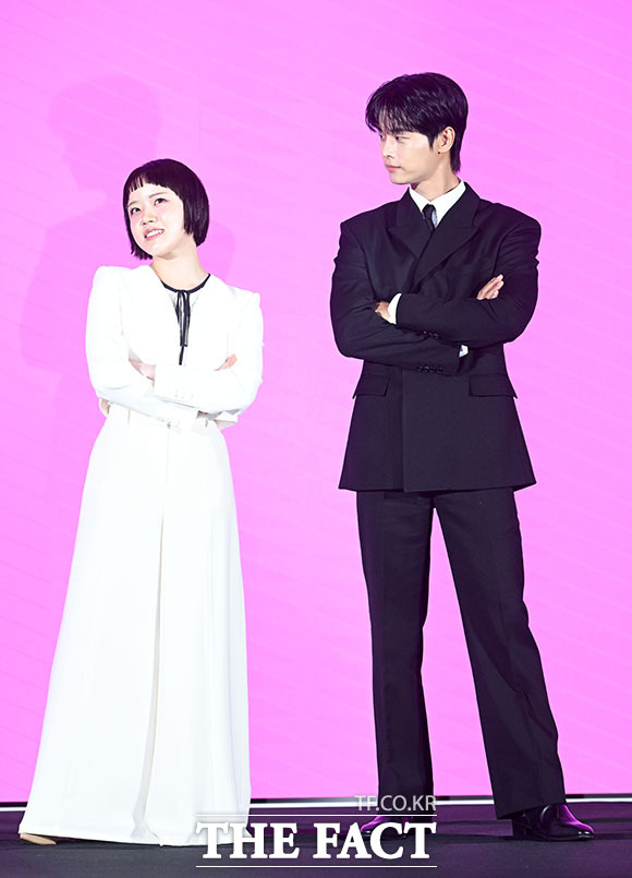 배우 김향기(왼쪽)와 차학연이 14일 오전 서울 구로구 더세인트웨딩에서 열린 쿠팡플레이 새 시리즈 ‘로맨스의 절댓값’ 제작발표회에 참석해 포즈를 취하고 있다. /서예원 기자