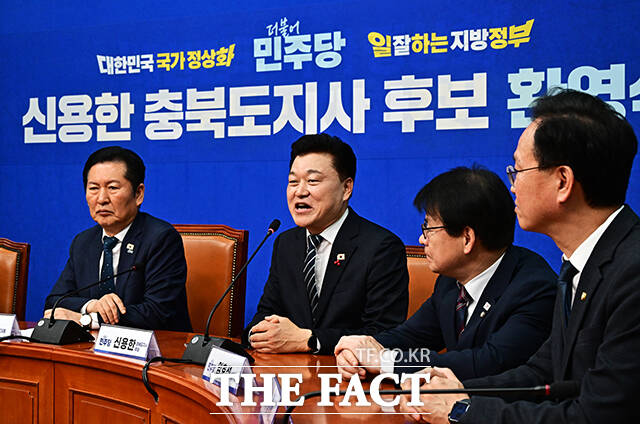 정청래 더불어민주당 대표(왼쪽)가 14일 오후 서울 여의도 국회에서 열린 신용한 충북도지사 후보 환영식에 참석해 신 후보에게 파란색 당 점퍼를 입혀주고 있다. /국회=배정한 기자