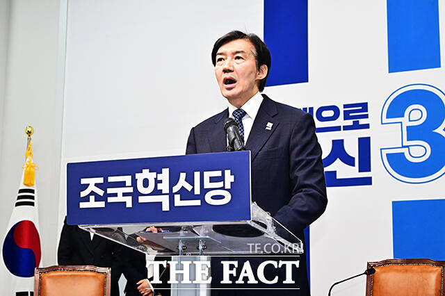 조국 조국혁신당 대표가 14일 오전 서울 여의도 국회에서 기자회견을 열고 국회의원 보궐선거 평택을 지역구 출마선언을 하고 있다. /국회=배정한 기자