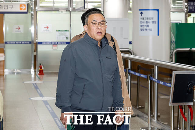 정치브로커 명태균 씨가 14일 오전 서울 서초구 서울중앙지방법원에서 열린 정치자금법 위반 혐의 관련 공판에 출석하고 있다. /박헌우 기자