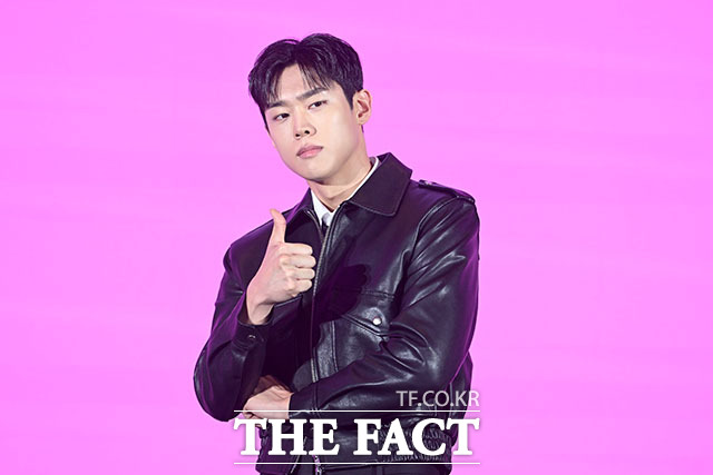 배우 김재현과 김동규, 차학연, 김향기, 손정혁(왼쪽 위부터 시계방향으로)이 14일 오전 서울 구로구 더세인트웨딩에서 열린 쿠팡플레이 새 시리즈 ‘로맨스의 절댓값’ 제작발표회에 참석해 포즈를 취하고 있다. /서예원 기자