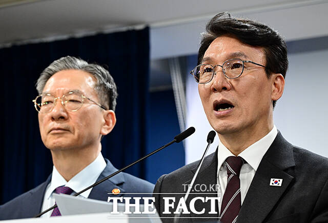 김민석 국무총리(왼쪽 두 번째)가 14일 오후 서울 종로구 정부서울청사에서 제9회 동시지방선거 관련 대국민담화를 하고 있다. /임영무 기자