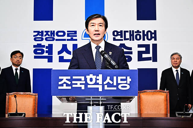 조국 조국혁신당 대표가 14일 오전 서울 여의도 국회에서 기자회견을 열고 국회의원 보궐선거 평택을 지역구 출마선언을 하고 있다. /국회=배정한 기자