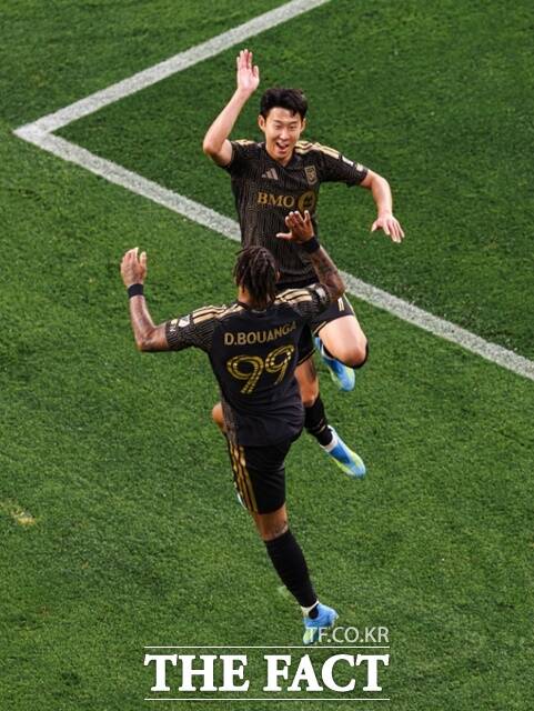 소속팀 LAFC에 복귀한 손흥민(위쪽)은 5일 올랜도와 2026 MLS 6라운드 홈경기에서 전반에만 4어시스트를 기록하는 대활약을 펼쳤다. 사진은 손흥민의 도움으로 해트트릭을 기록한 드니 부앙가와 하이파이브 장면./LAFC